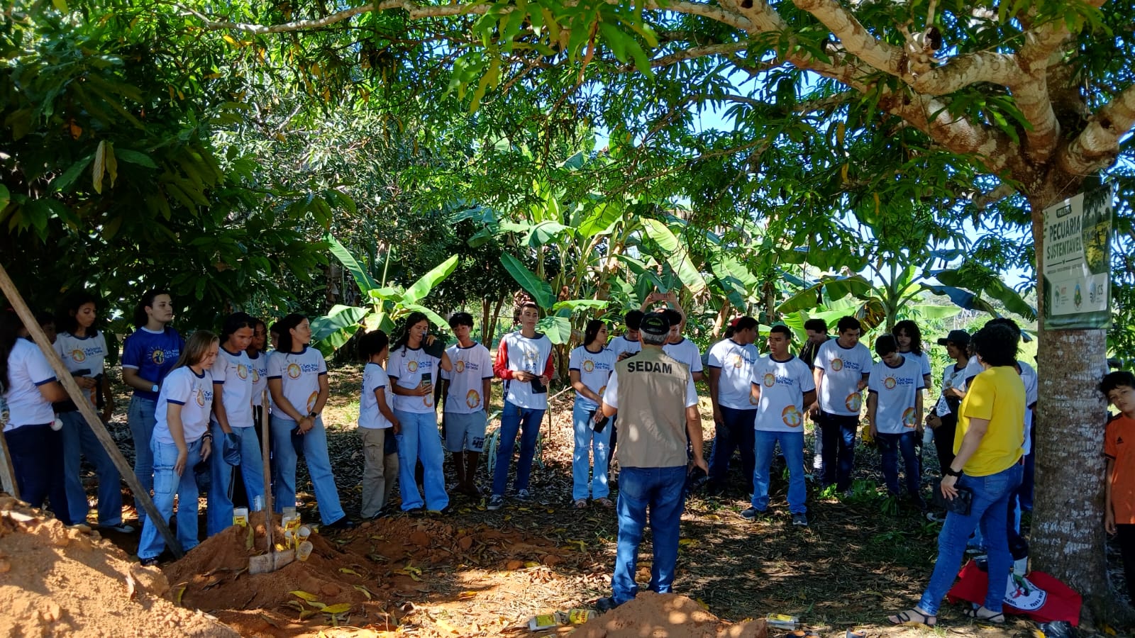MEIO AMBIENTE: Comunidade do Assentamento Madre Cristina une forças em ação ambiental coletiva