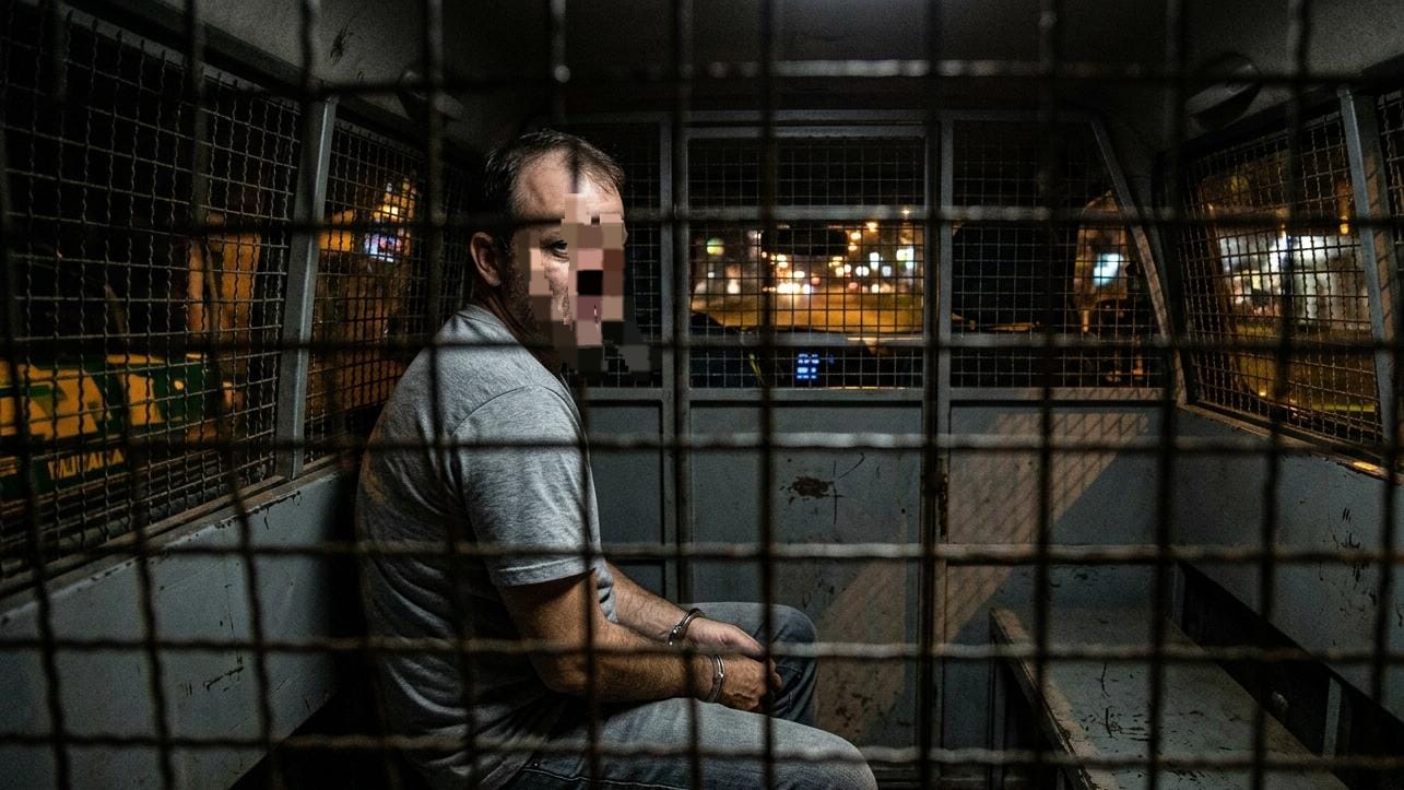 'VAI SE VER COMIGO': Marido ataca esposa e faz ameaças dentro do camburão