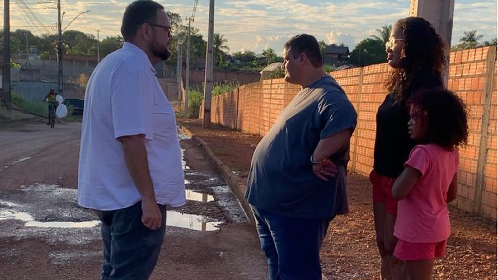 THIAGO TEZZARI: Vereador acompanha melhorias no bairro nova esperança a pedido de moradores