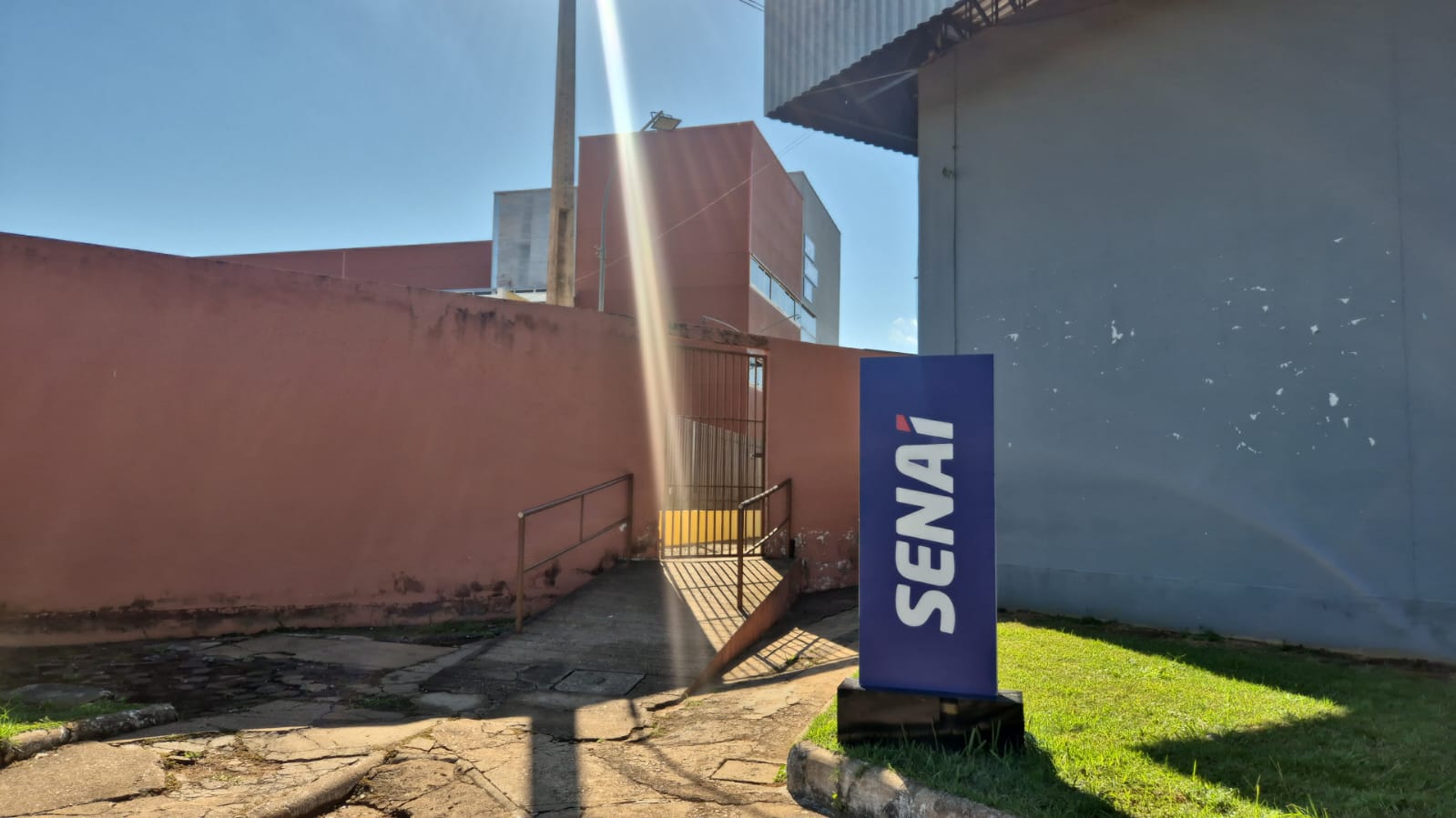 NA BALA: Criminoso é recebido a tiros após invadir prédio do Senai em Porto Velho