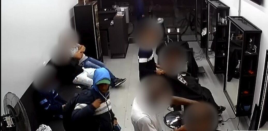 OUSADOS: Barbearia é alvo de assalto; criminosos fazem arrastão e fogem de moto
