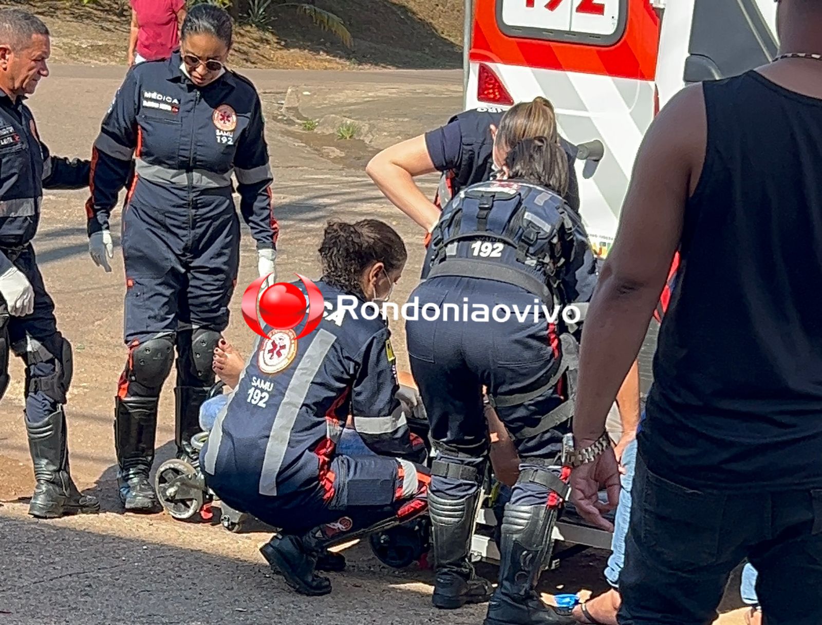 URGENTE: Mulher fica desacordada após bater moto em porta de mercado