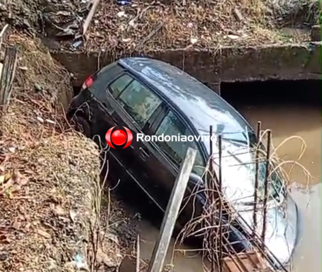 INUNDAÇÃO: Forte temporal faz motorista cair com carro em córrego na capital