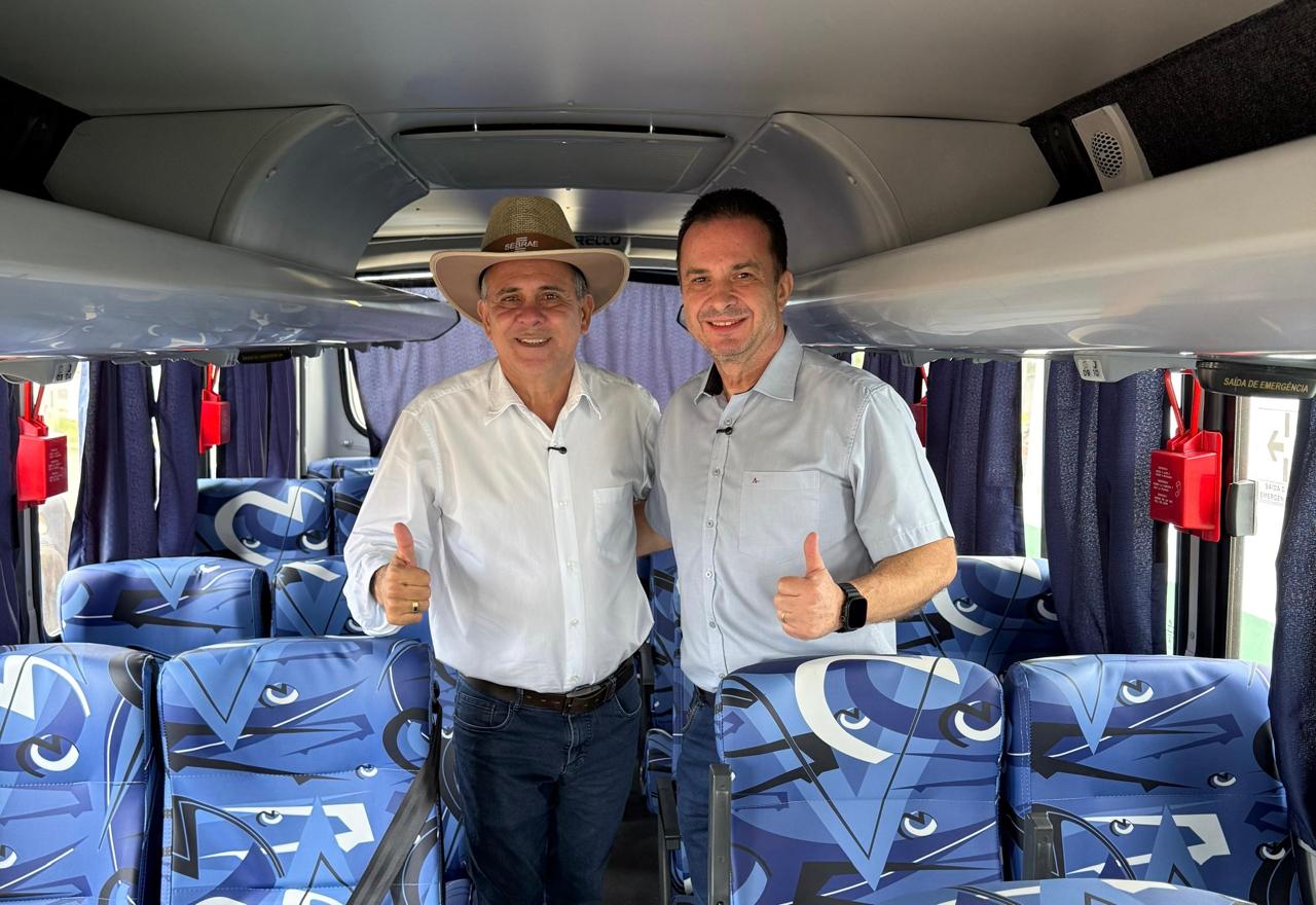 LUÍS DO HOSPITAL: Deputado entrega micro-ônibus para fortalecer transporte escolar em Buritis