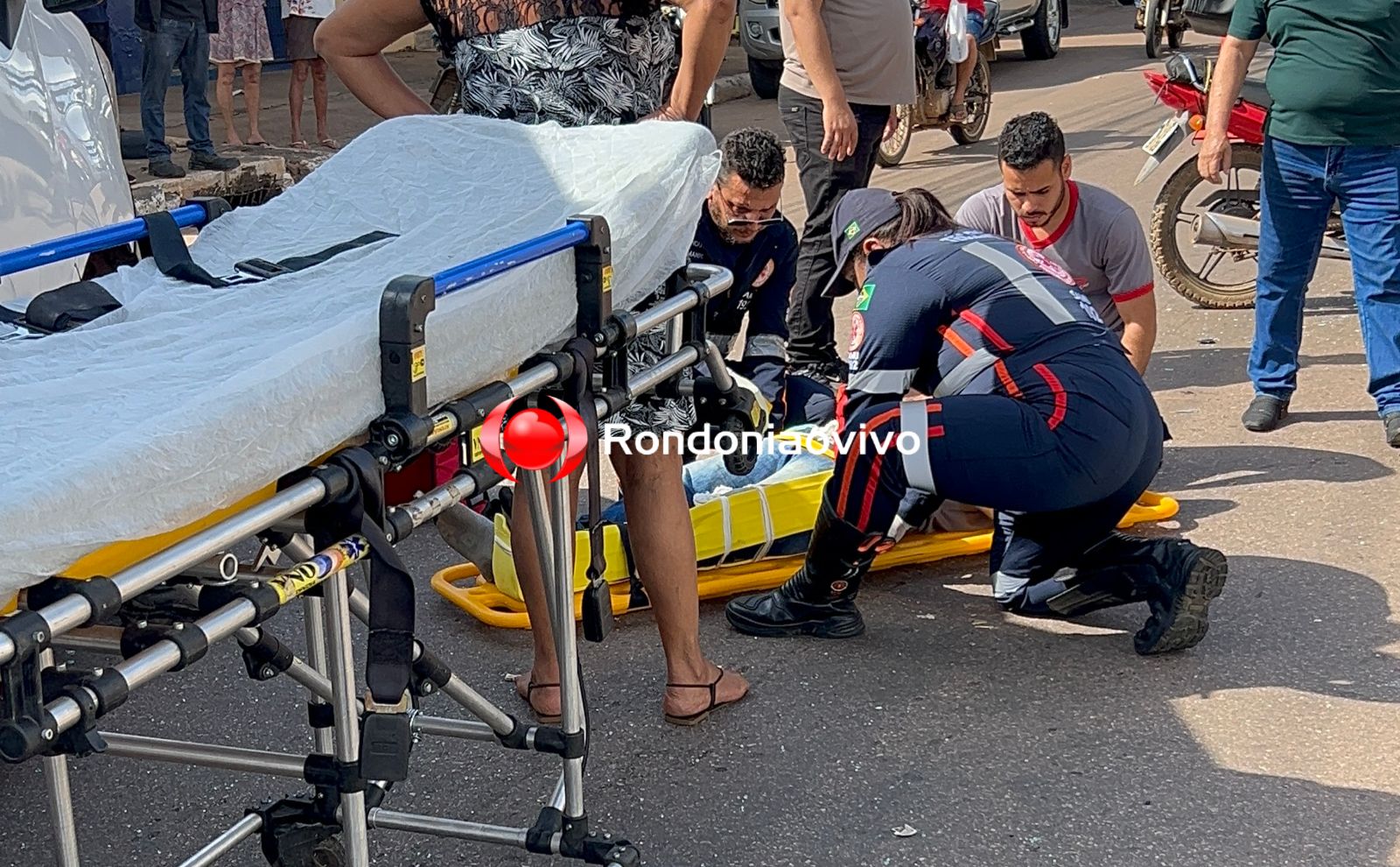 URGENTE: Motociclista tem fratura exposta na perna após condutor de Saveiro avançar