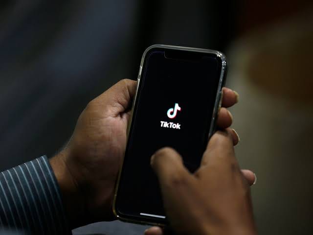 'TIKTOK NÃO': Mulher é agredida dentro após pegar aplicativo no celular do marido