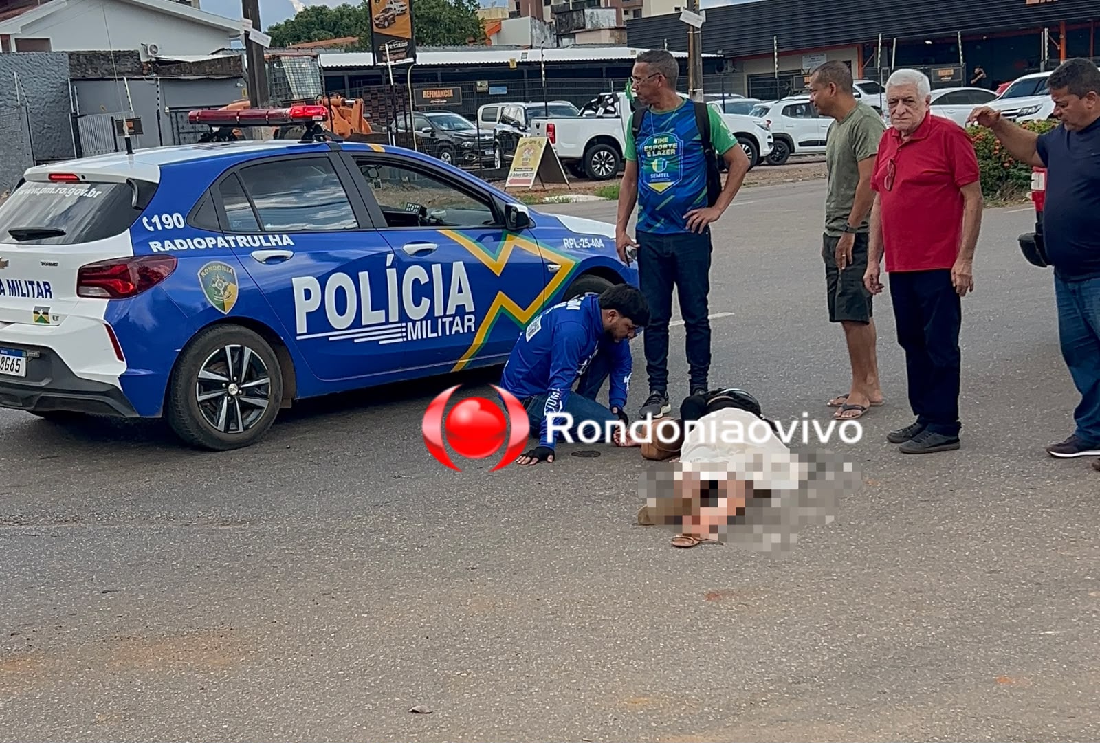 URGENTE: Mulher fica ferida após acidente entre moto e carro