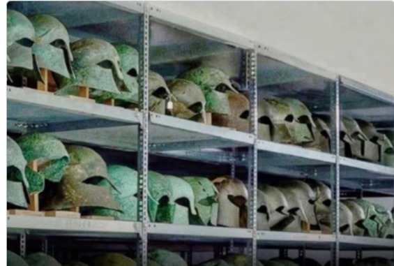 ARQUEOLOGIA: Capacetes do período clássico da Grécia antiga conservados no museu de Olimpia  