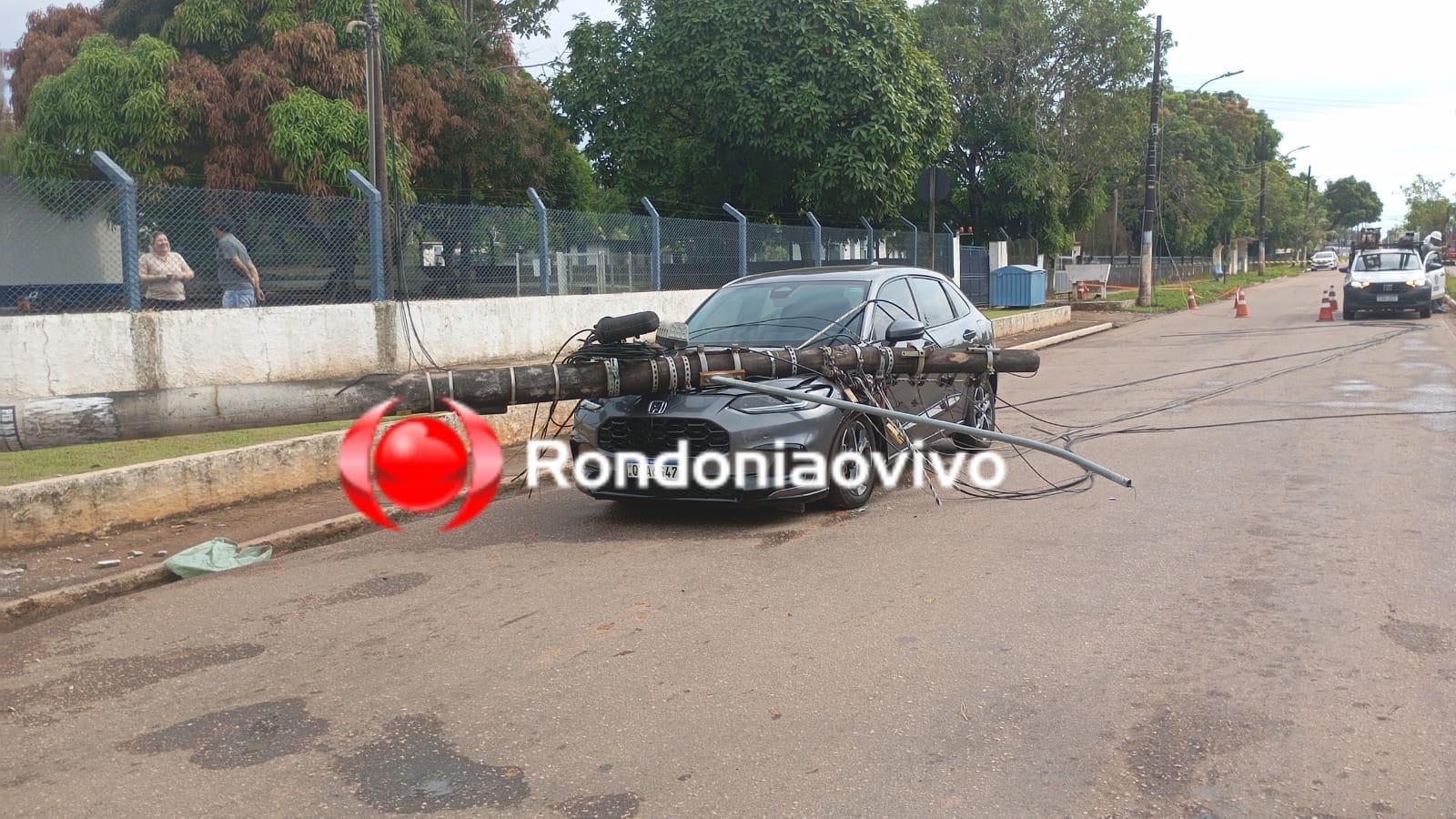 VÍDEO: Poste cai em carro parado em semáforo após caminhão arrastar fiação 