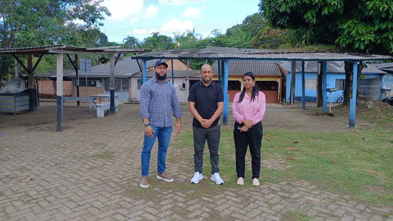 WANOEL MARTINS: Vereador vistoria obras de iluminação em campo do bairro Triângulo