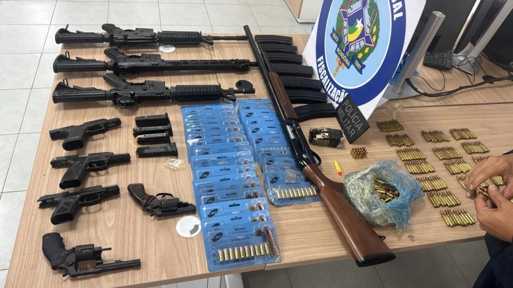 DURANTE ABORDAGEM: PM apreende nove armas e 646 munições após motorista abandonar caminhão 