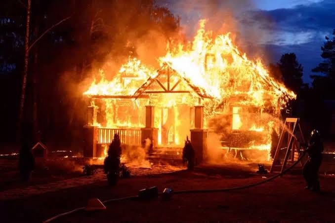 ABSURDO: Filho é acusado de tocar fogo na casa da própria mãe