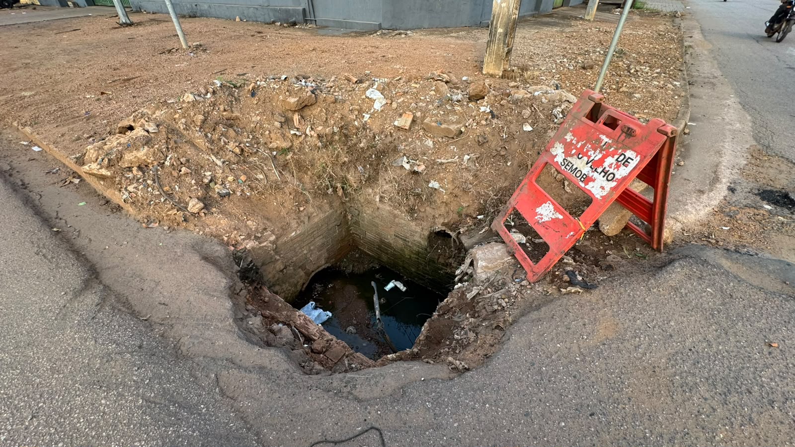 EDIMILSON DOURADO: Vereador solicita limpeza e adequação de bocas de lobo no bairro Eldorado