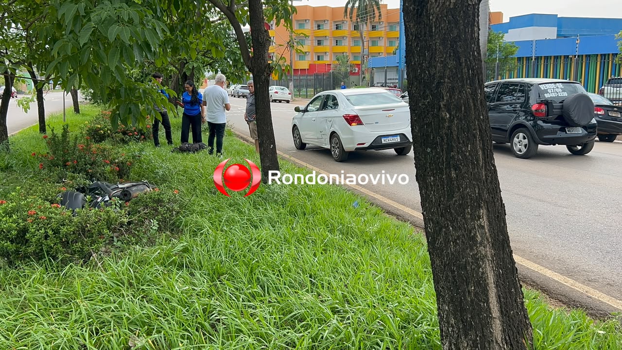 URGENTE: Mulher em motocicleta bate em árvore após colidir em carro