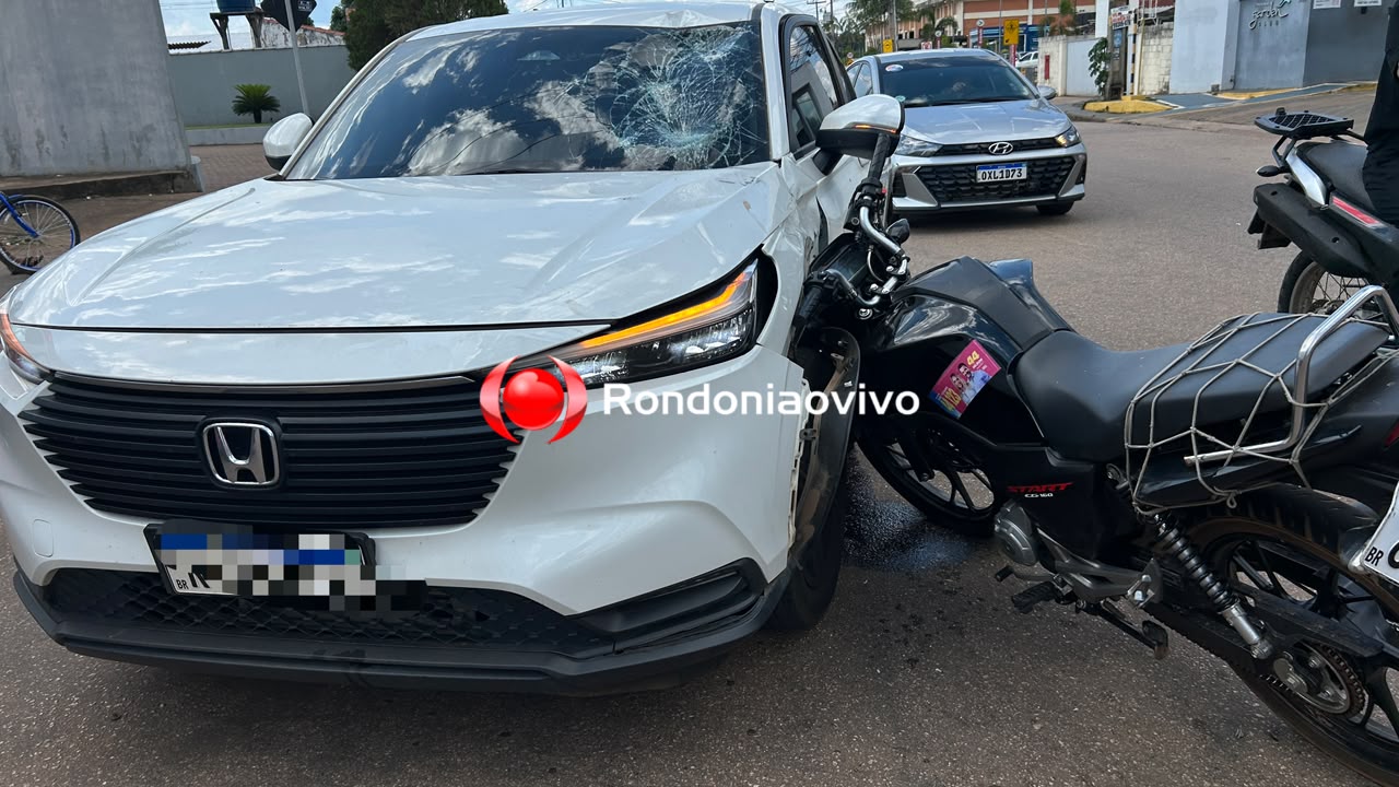 URGENTE: Jovem fica gravemente ferido ao empinar moto e bater em carro
