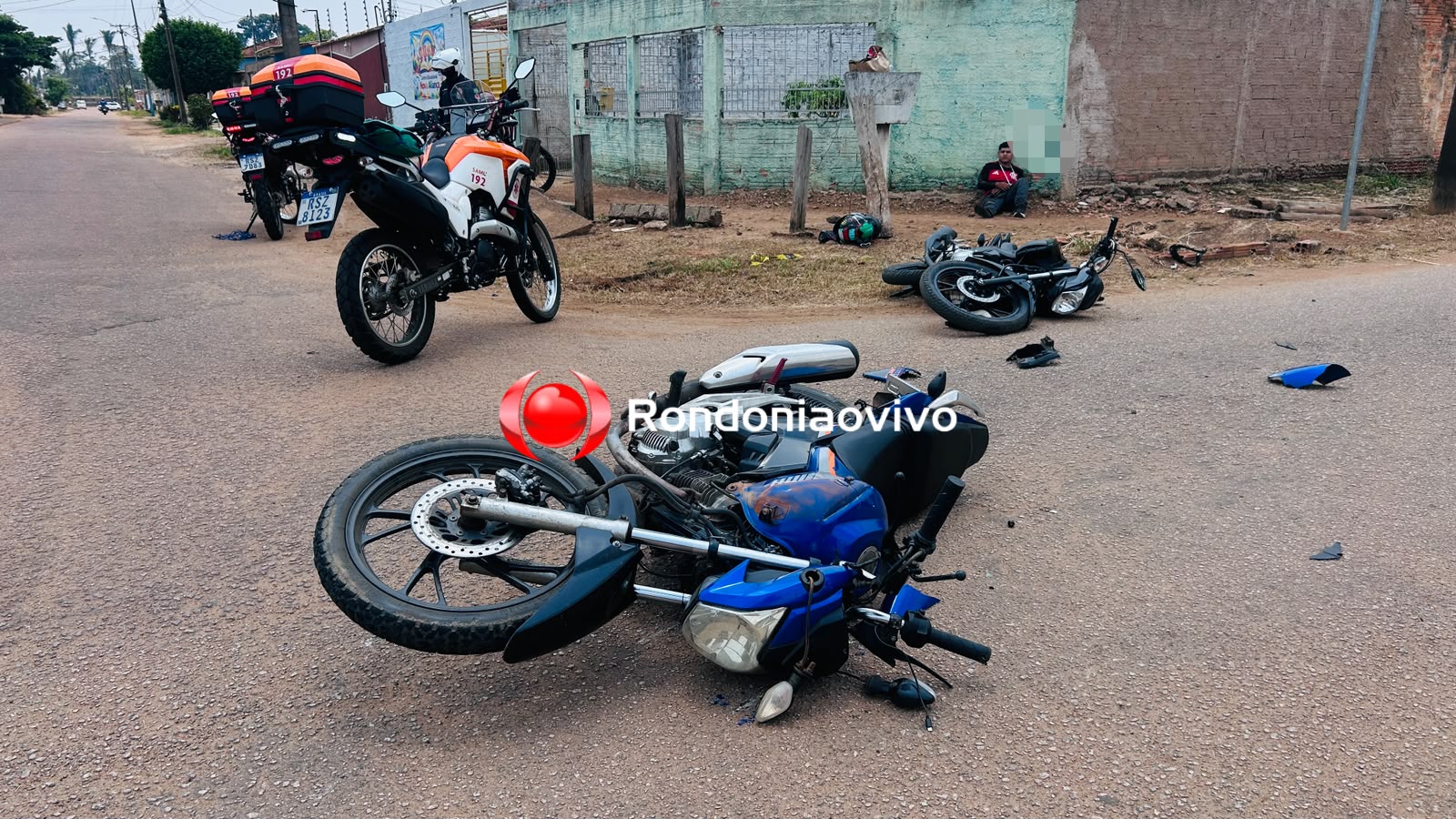URGENTE: Três pessoas ficam feridas após grave batida entre motos