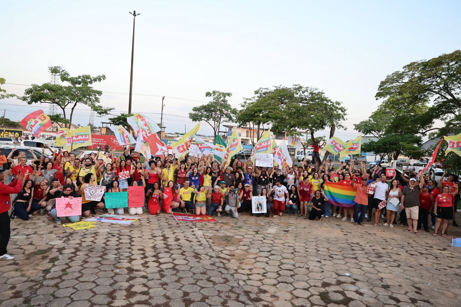 VILHENA: Manifestação pró-Lula reúne mais de 200 pessoas em praça