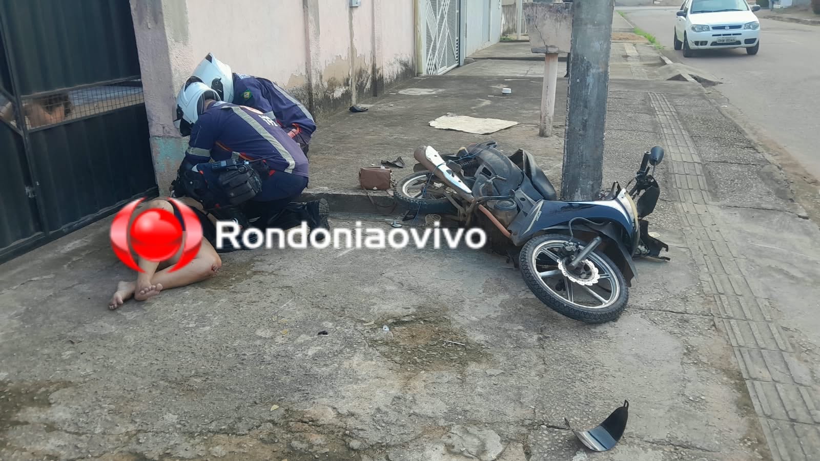 URGENTE:  Mulher fica em estado grave após colidir moto contra poste