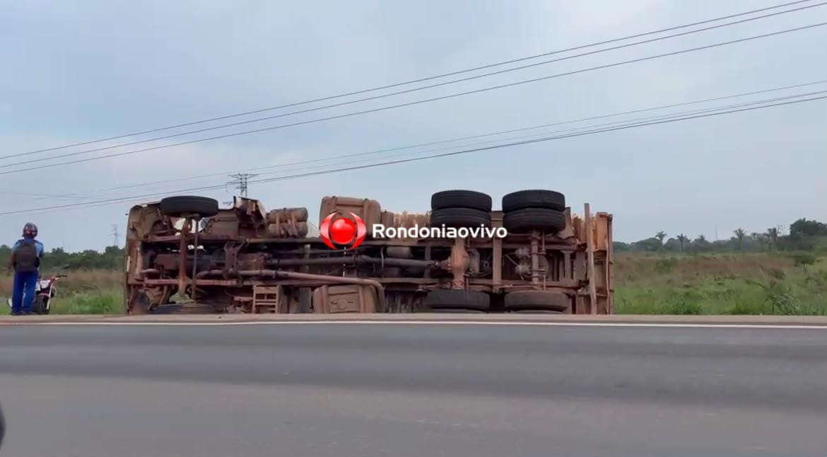 VÍDEO: Caçamba tomba na BR-364 após desviar de veículo no 'Retorno do Índio'