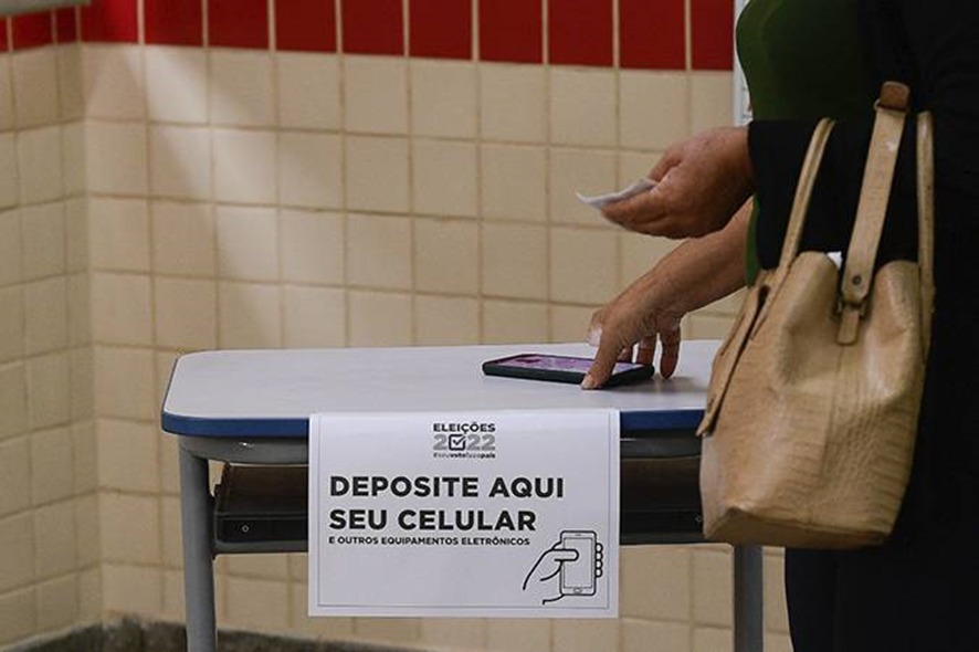 ELEIÇÕES 2026: Celular é proibido na cabine de votação no segundo turno das eleições