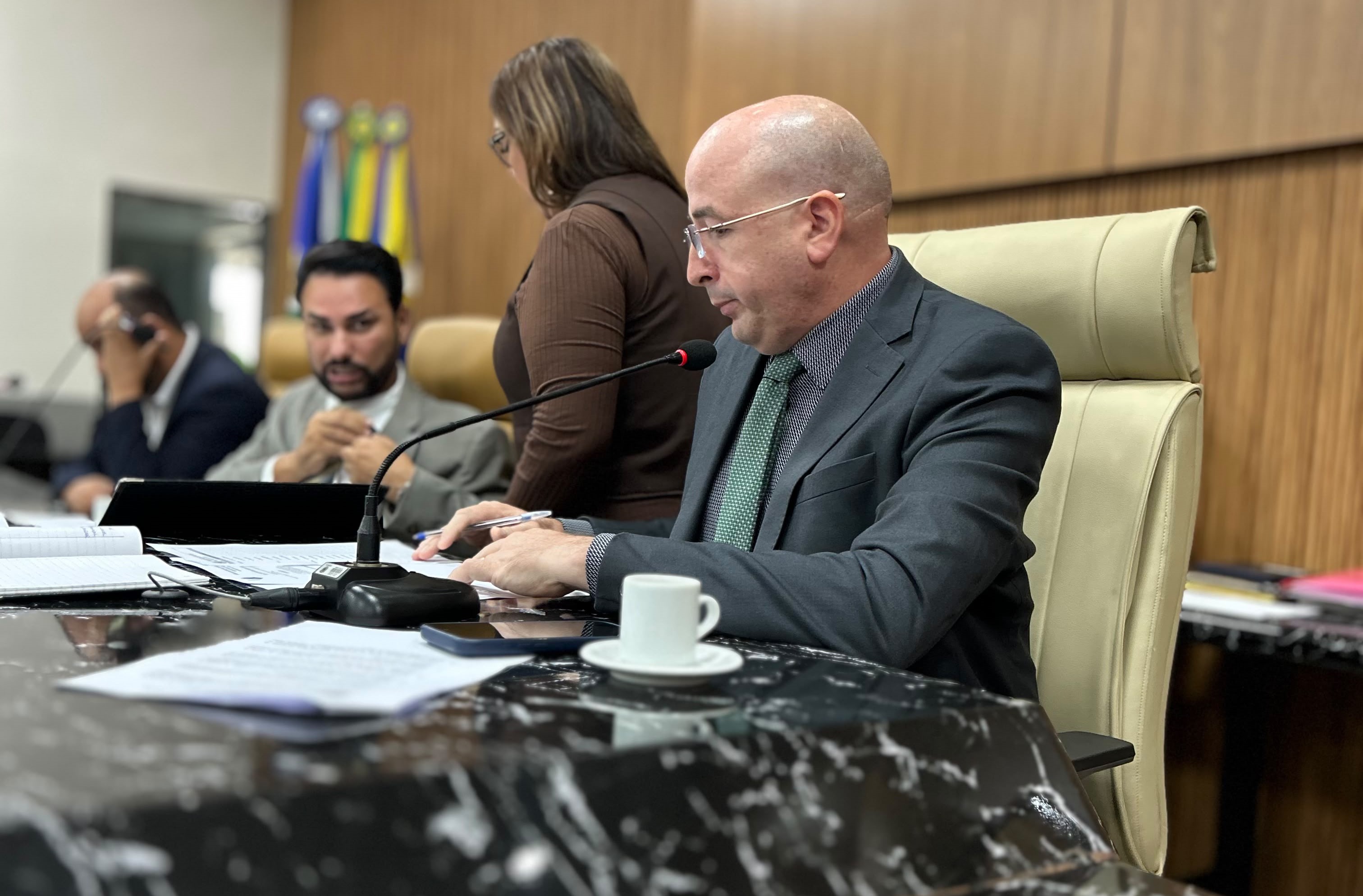 GEDEÃO NEGREIROS: Vereador solicita faixa de pedestres e redutor no bairro Agenor de Carvalho