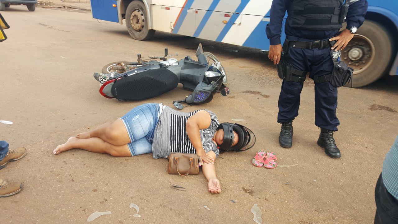 DESCASO: Motociclista fica lesionada após colidir com carro e  socorro demora