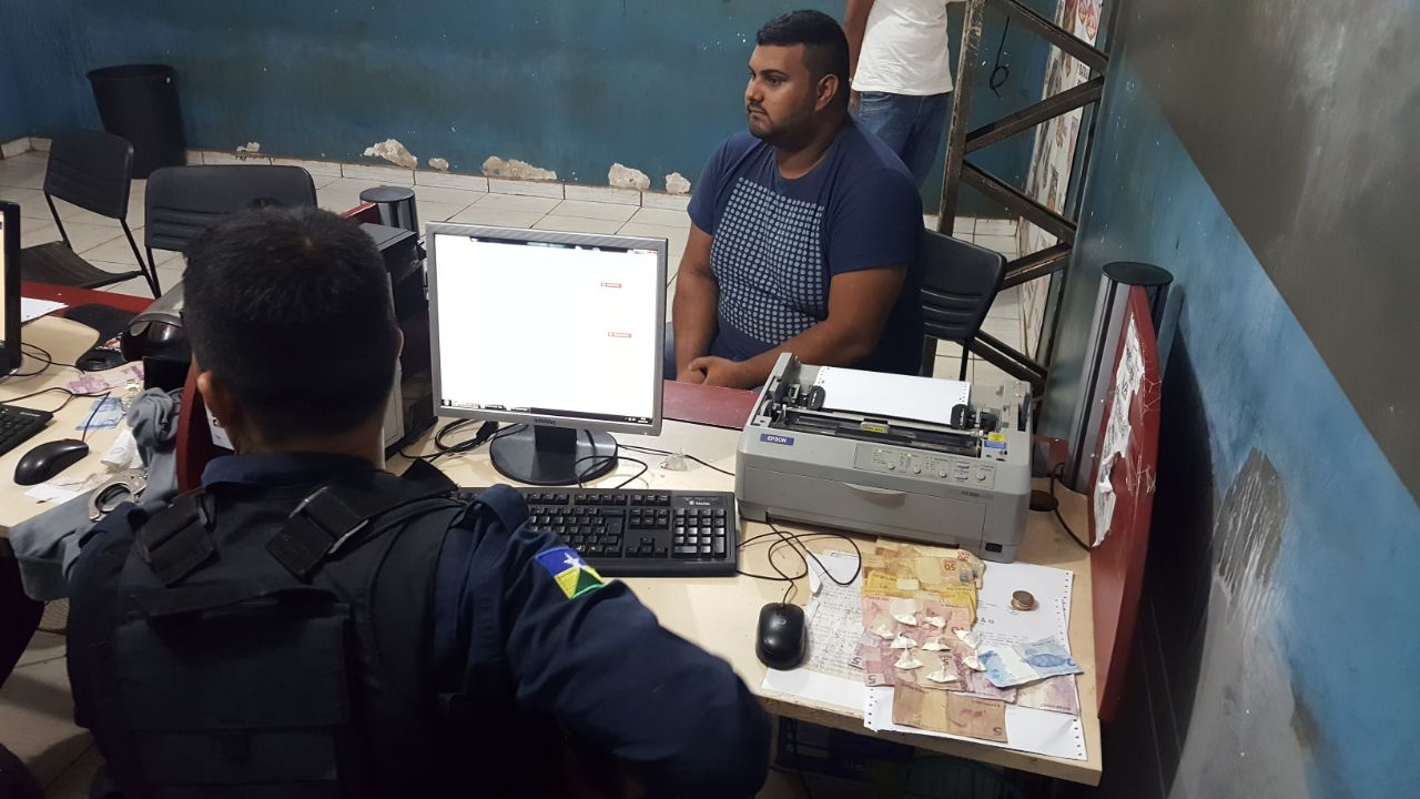 TRÁFICO: Polícia prende suspeito comercializando droga em conveniência