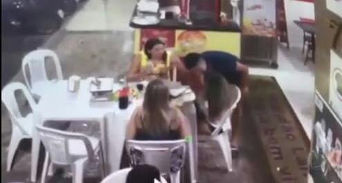 ENCIUMADO: Com medida protetiva, mulher é surrada por ex em bar