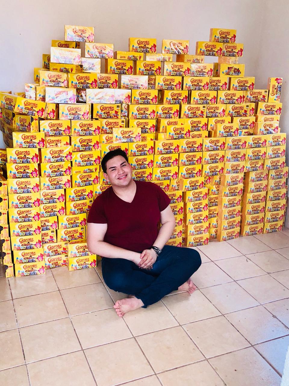 Jovem distribuirá cerca de 800 caixas de chocolate na zona leste da capital