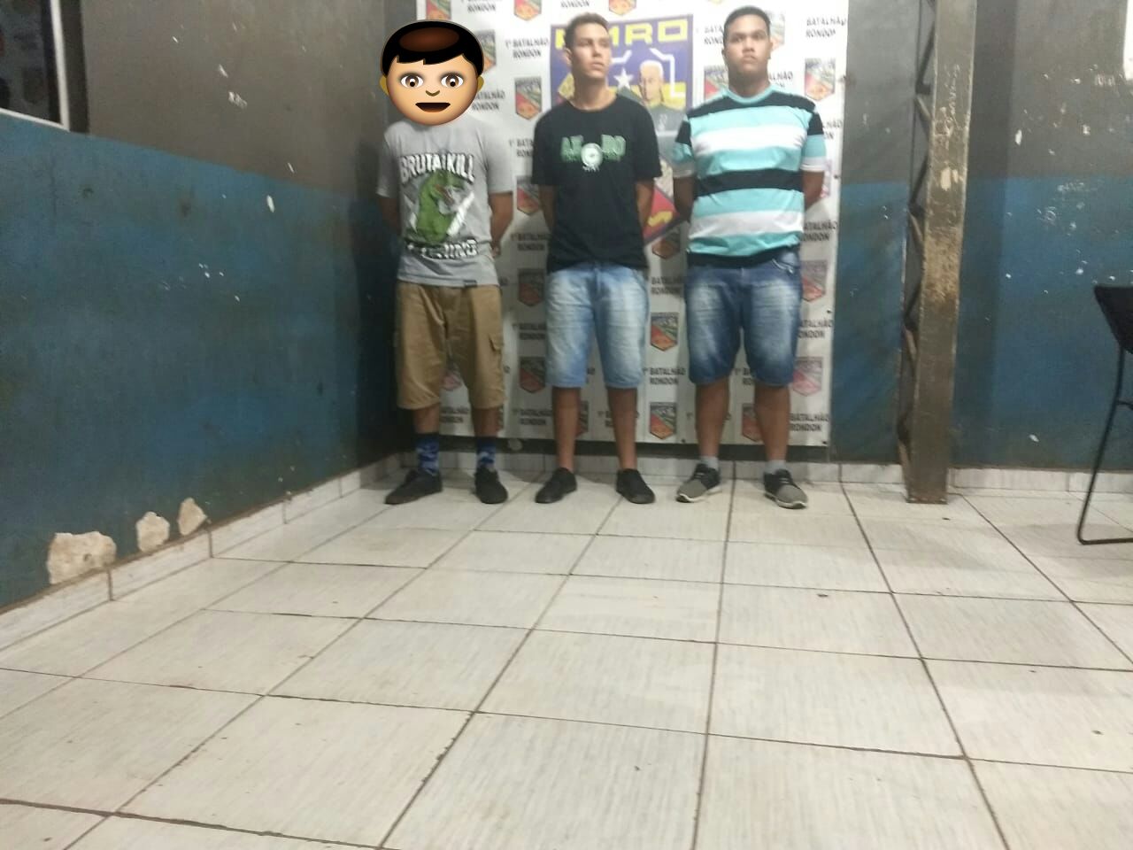 FLAGRANTE: PM detém trio que vendia droga atrás do shopping