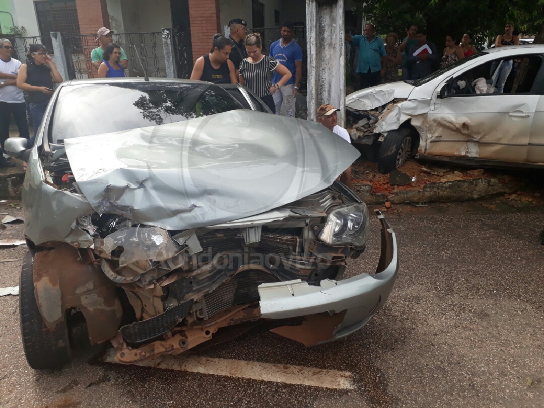 DESACORDADA: Idoso socorrendo a filha se envolve em grave colisão entre carros