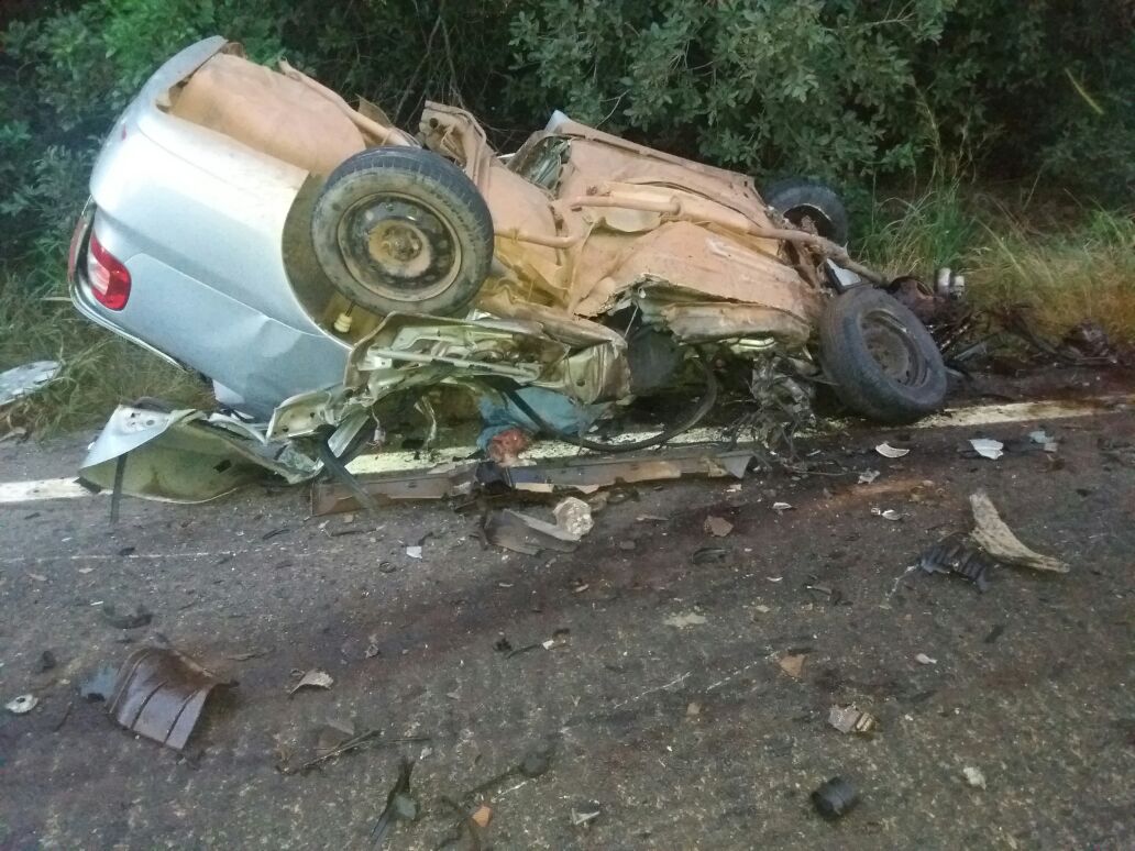 BR-435: Carro bate com carreta e duas pessoas morrem presas as ferragens