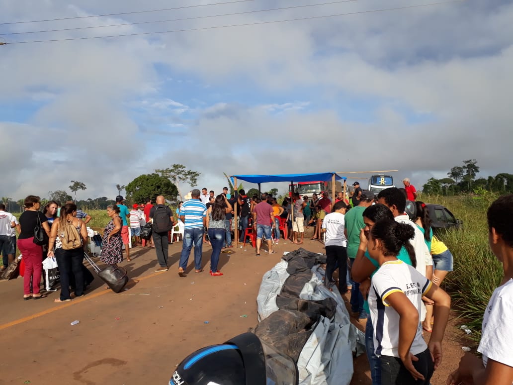 VISTA ALEGRE DO ABUNÃ: Moradores fecham BR 364 em protesto por saúde, educação e infraestrutura