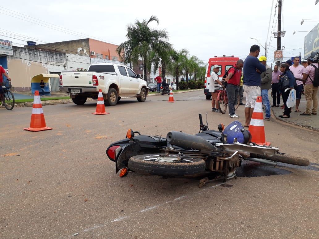 EXPOSTA: Motociclista invade preferencial e sofre grave fratura