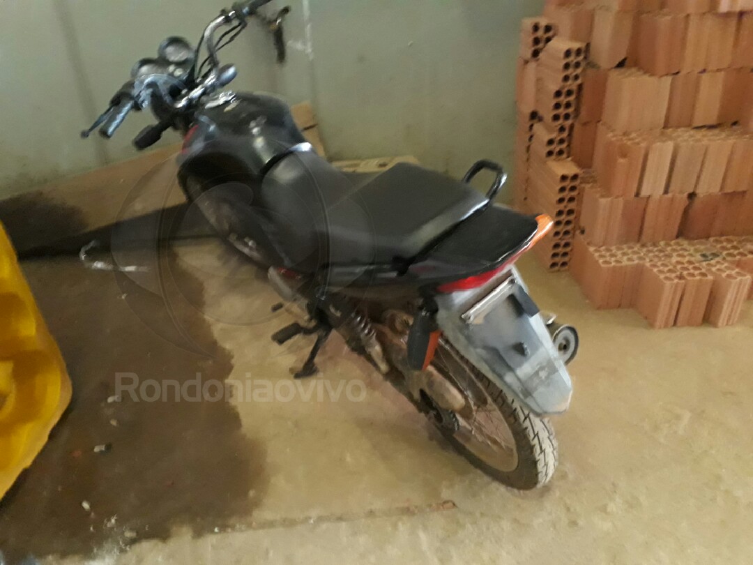 SEM PLACA: Menor é flagrado escondendo moto roubada em terreno baldio