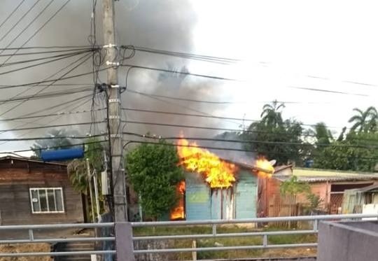 AOVIVO: Residência é consumida pelo fogo no Centro de Porto Velho