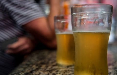 NO BAR: Cliente é esfaqueado enquanto ingeria bebida alcoólica na zona Leste