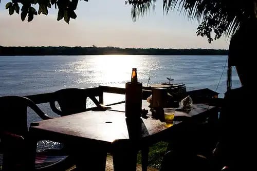 REINCIDENTE: Mulher é presa por dar calote em restaurante a beira do Rio Madeira