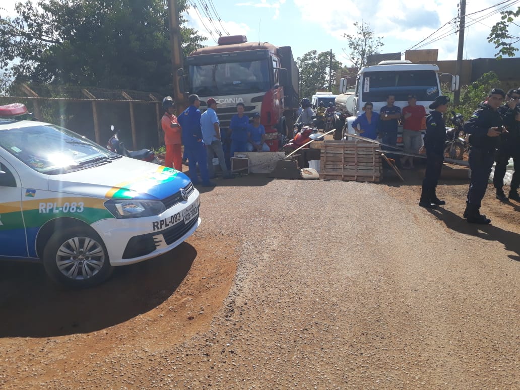 FECHADA: Moradores protestam por melhorias na Estrada do Belmont