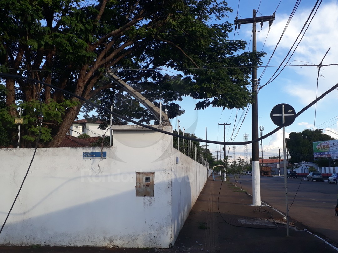 SEM ENERGIA: Motorista de carreta foge após destruir poste na capital