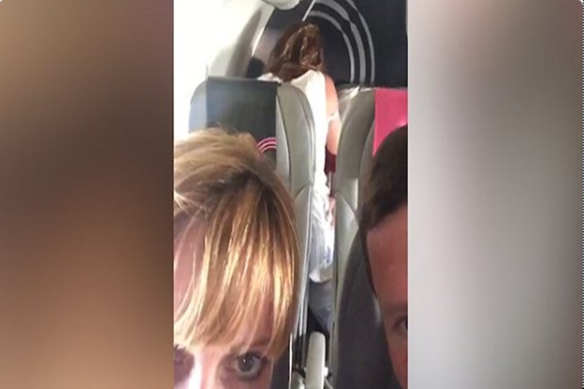 INTERNACIONAL: Marido e mulher flagram casal fazendo sexo dentro de avião