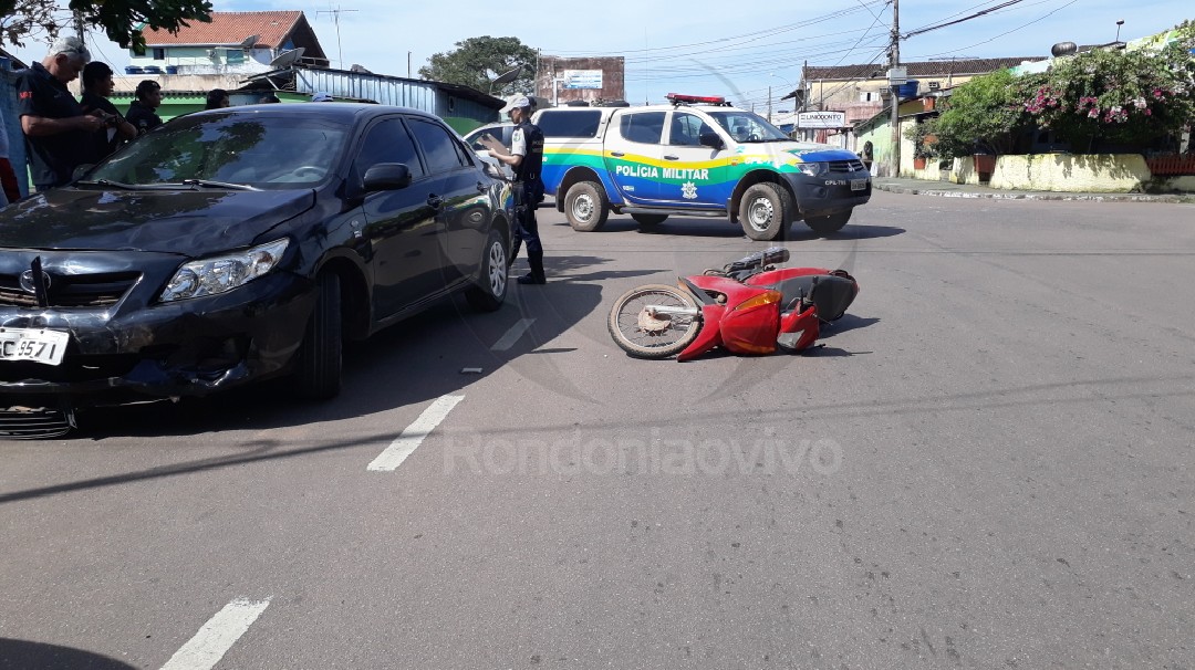 IMPRUDÊNCIA: Motociclista invade preferencial e é atingido por veículo oficial