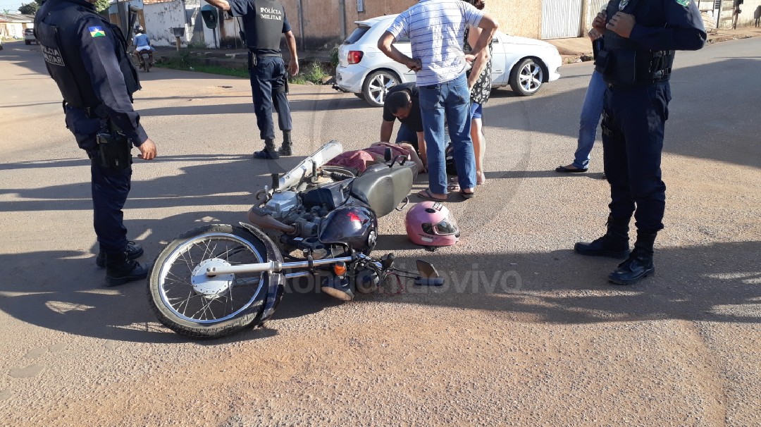 GRÁVIDA: Mulher fica seriamente ferida em acidente de moto com carro