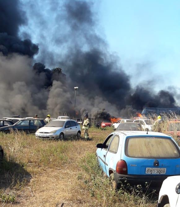 DE NOVO: Incêndio destrói cerca de 40 veículos em pátio da Polícia Civil na capital