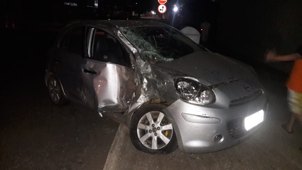 Ônibus cruza em alta velocidade, bate em carro e veículo derruba poste