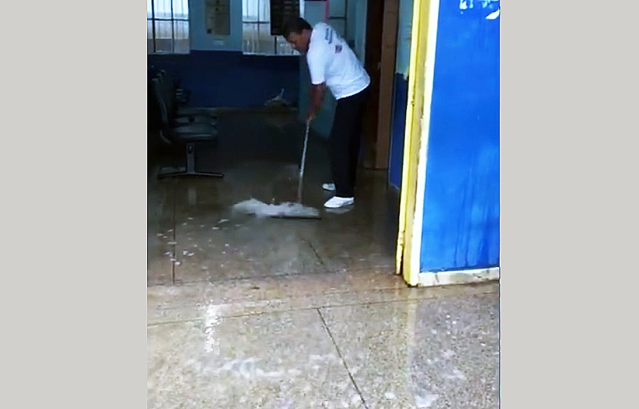 DESCASO 2 - VÍDEO: Posto de Saúde São Sebastião padece com a chuva e amanhece alagado