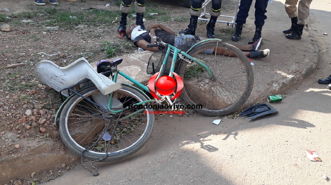 ATROPELADO: Ciclista fica lesionado após ser atingido por carro em rotatória