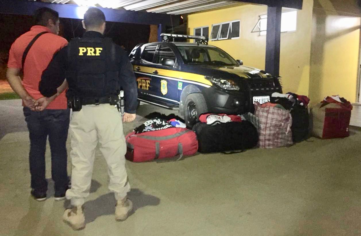 FLAGRANTE: PRF prende peruano com mais de mil camisas contrabandeadas