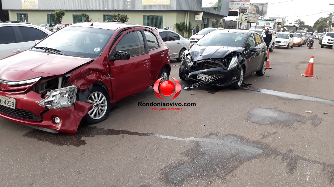 ACIDENTE: Mulher e criança ficam lesionadas após violenta colisão entre carros