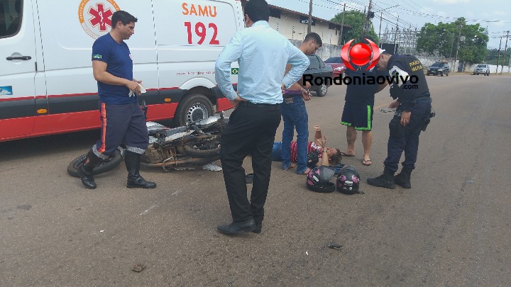 SOFRIMENTO: Mulher fica com perna presa em moto após atropelamento